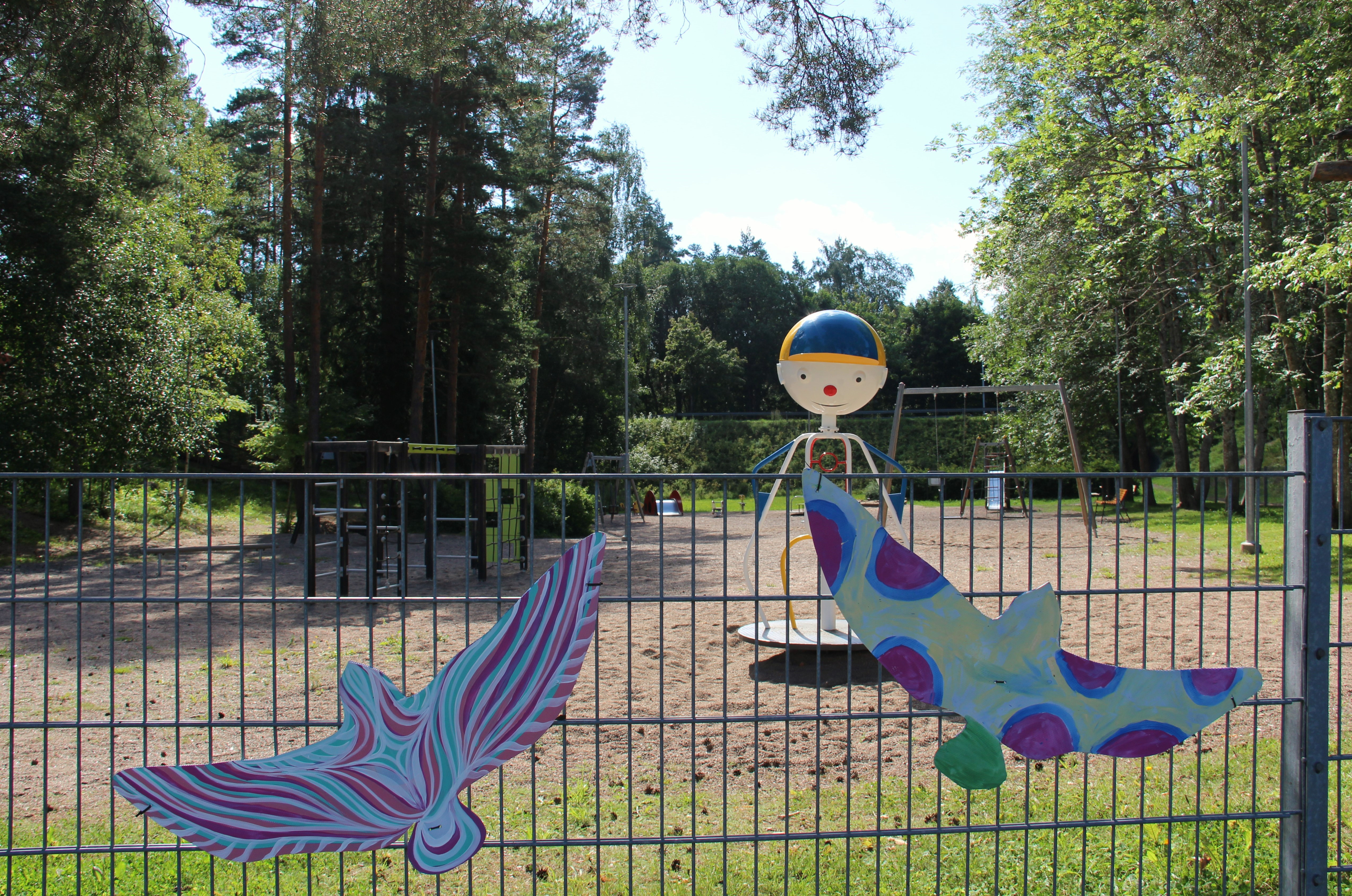 Ukko-karuselli Raitapuistossa, kaksi lintumaalausta.